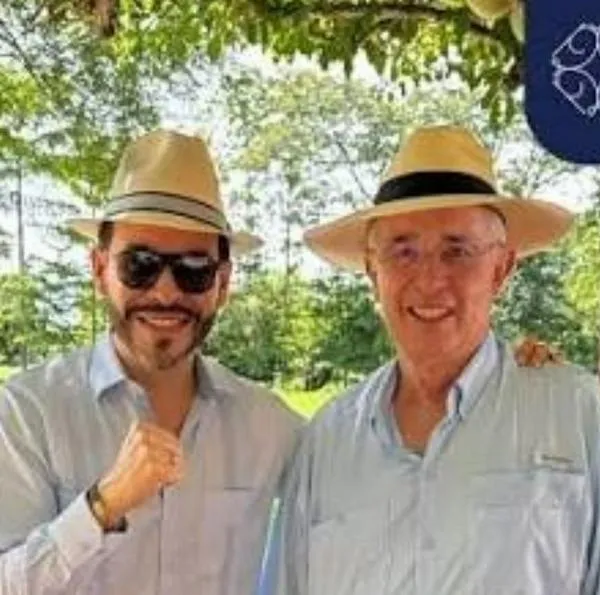 Álvaro Uribe reveló detalles de su llamada con el presidente Abelardo De La Espriella sobre la Ley de Rescate Económico y el futuro de reforma tributaria.