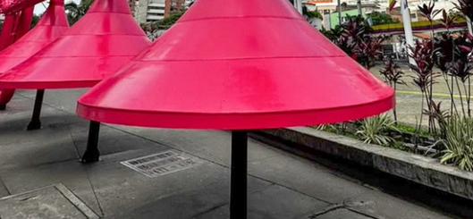 Publicidad retirada y debate por el cambio de color en el monumento Trompetas de Niche en Cali