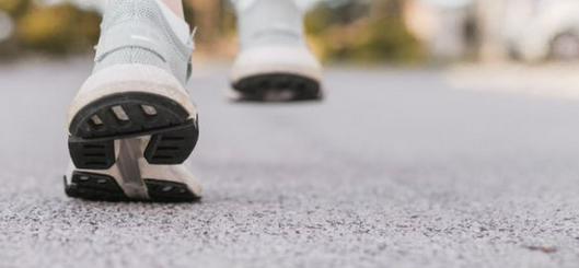 Caminar después de comer ayuda a controlar la glucosa y favorece la salud metabólica, según expertos
