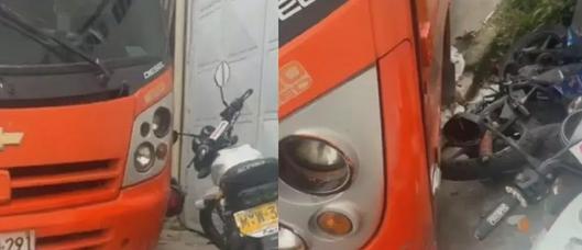 Accidente en Ibagué: buseta de la ruta 50 arrolla a trabajadores motociclistas en el barrio Clarita Botero