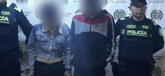 Capturan a dos jóvenes en Bogotá durante patrullaje policial por presunto tráfico de marihuana en un vehículo