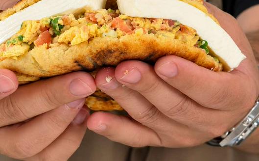 Arepa con huevo y queso: receta tradicional colombiana, origen y claves de su preparación