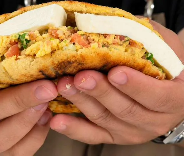 Arepa con huevo y queso, el desayuno de los carritos de Bogotá