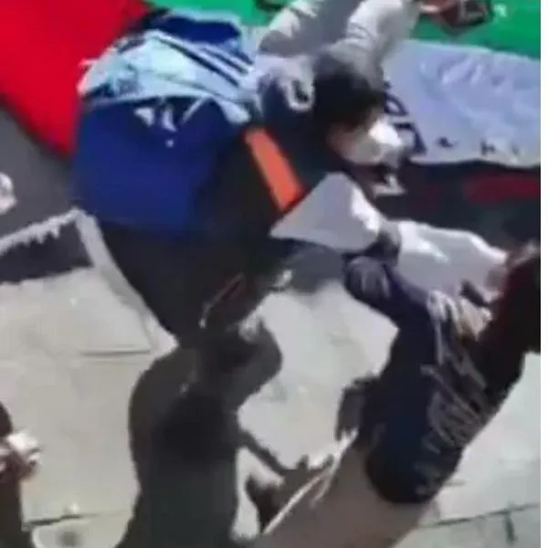Sujeto empujó y golpeó a dos mujeres por una bandera de Palestina, en Bogotá