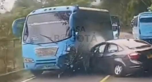 Aparece video del momento exacto del accidente en Mesitas: carro se metió de frente a bus