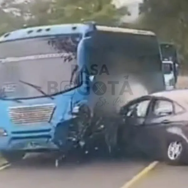video de momento exacto del accidente en Mesitas: carro se metió de frente a bus