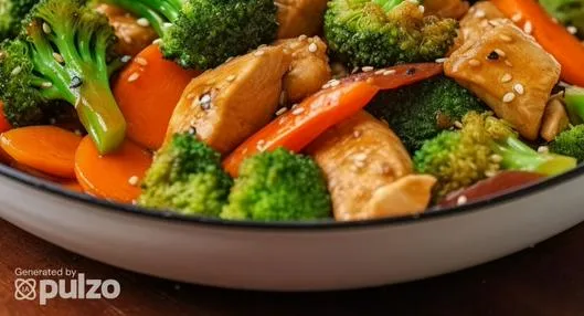 Receta de pollo salteado con brócoli. Conozca los ingredientes y el paso a paso para prepararlo fácil y rápido.