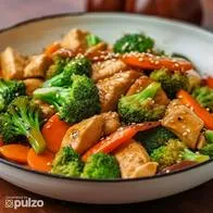 Receta de pollo salteado con brócoli. Conozca los ingredientes y el paso a paso para prepararlo fácil y rápido.