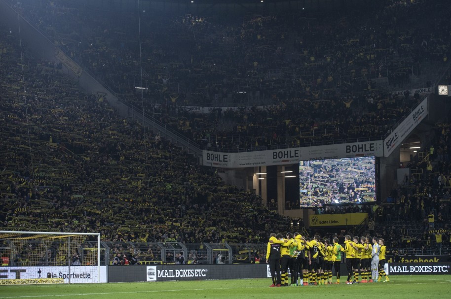 Los aficionados del Borussia Dortmunand cantando el 'You'll never walk alone' en honor a uno de los seguidores del equipo que murió de un ataque al corazón.